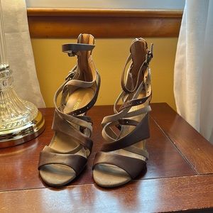 Nine West size 7.5 Brown/tan criss cross heels
